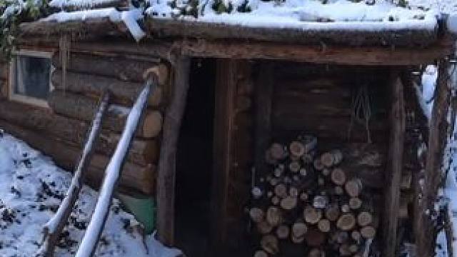 被派遣寒冬进入森林当护林员，荒芜人烟只有简陋小屋，独居的生活 #我的乡野山居生活 #野外生存 #山居