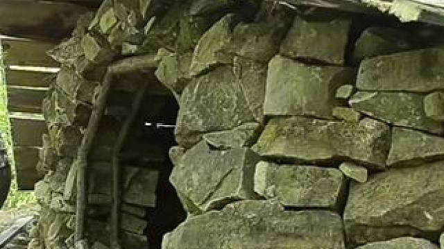 男人在荒野中搭建霍比特屋 #荒野建造 #野外建造 #解压