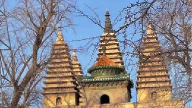 北京二环边上有一座不可错过的金刚宝座塔，明永乐年建成，高台之上又矗立五座小塔，整个宝座又雕刻了100