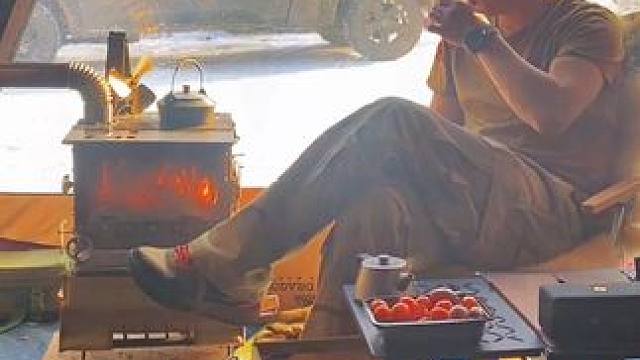 烧柴 观火 喝茶 发呆  你们露营都干嘛？#露营 #冬季露营 #罗迪的露营日记