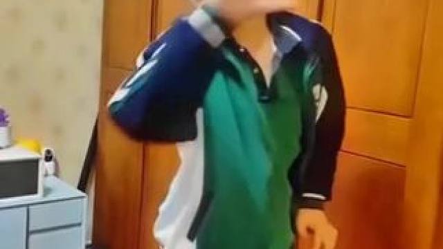 他跳了他真的跳了……#阳光小男孩 #活宝一枚 #浑身都是戏 #dance #我就是这条gai最亮的仔