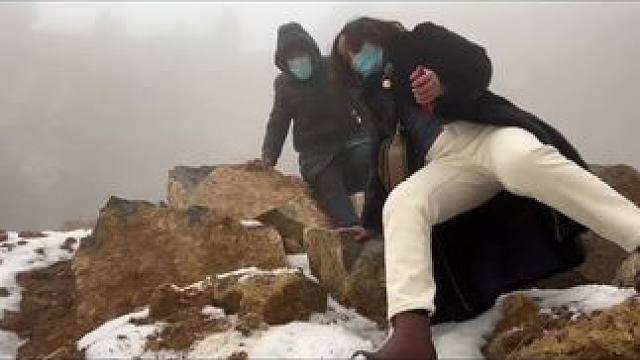 从山洞往下走，悬崖倾斜雪满地，确实危险⚠️#山东青州 #探险 #荒山野岭 #古墓 #探墓