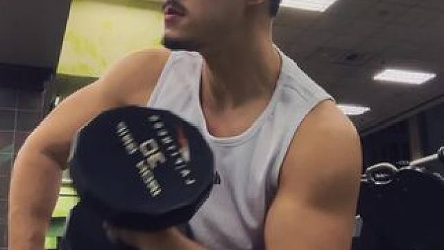 无论在北京，或是家乡内江，乃至于横店、海南，深圳，亦或是当下的洛杉矶，每周四次瑜伽习练，六次健身，晨