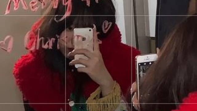一面镜子就能get的圣诞氛围感照片#圣诞拍照 #拍照姿势 #拍照