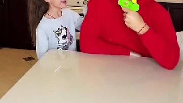 闺女想吃糖遭老爸无视，结局让人意想不到！#看一遍笑一遍 #老外真会玩 #万万没想到 #脑洞大开 #逗