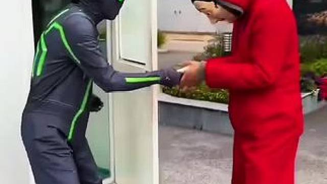 被关押男子机智逃生，这操作简直太牛了！#意想不到的结局 #看一遍笑一遍 #这谁顶得住啊 #万万没想到