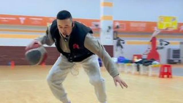 #篮球 #日常训练 #一分钟干货教学 
行进运球滚药球强化系列
｜弓箭步低拍球滚药球
｜横向移动结合