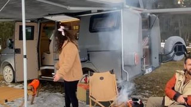 夫妻二人靠着辆房车，到雪地中烧烤露营，这才是令人向往的生活！ #房车露营生活
