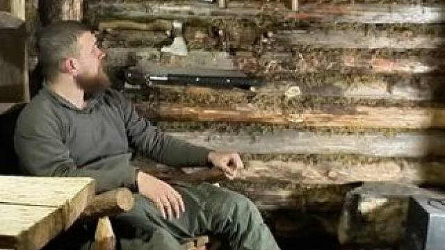 冬季的森林下着暴风雪，我却独自进入防空洞过冬，小日子还挺舒服 #我的乡野山居生活 #大山里的生活 #