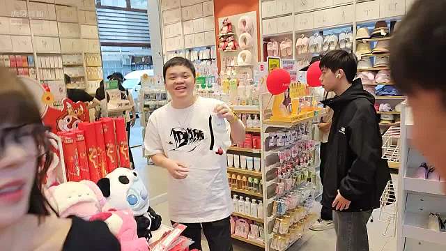 酷哥给女主播卖礼物