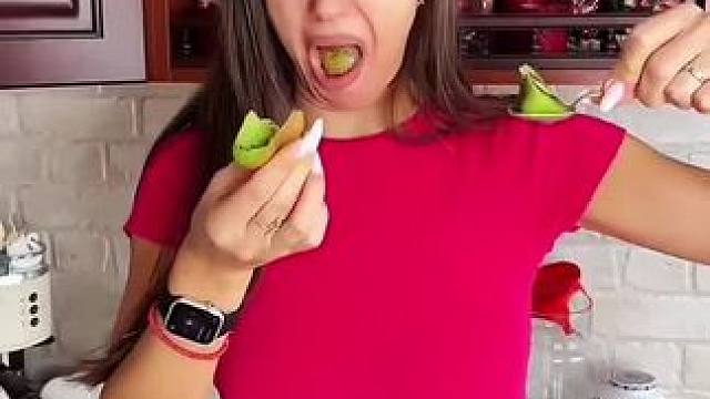 美女吃猕猴桃只吃皮，这行为属实让人看不懂！#看一遍笑一遍 #意想不到的结局 #万万没想到 #脑洞大开