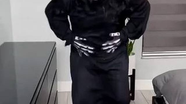 小怪物肚子痛不知所措，主人给它自制个马桶！#看一遍笑一遍 #万万没想到 #这操作都看傻了 #沙雕老外