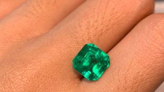 泰国是最大的宝石交易市场之一，这里有来自全球各地的宝石批发商，买货都是一大包一大包收，花的感觉不是钱