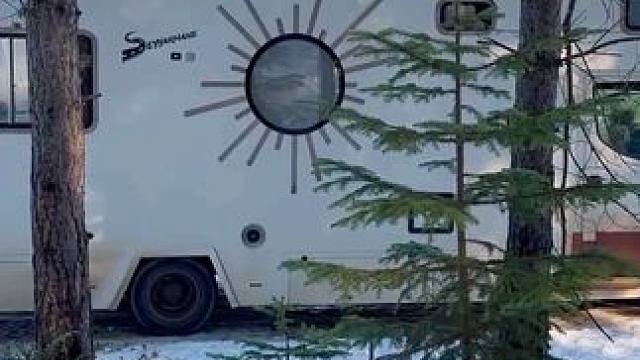 这才是土豪夫妻，开着辆超级旅行房车，在雪地森林体验极致般快乐 #房车旅行 #露营