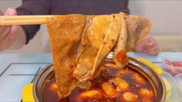 足不出户吃高品质外卖毛肚火锅，就选懒上街毛肚火锅(武汉南湖店)，十几个菜两三个人根本吃不完 ，菜品新