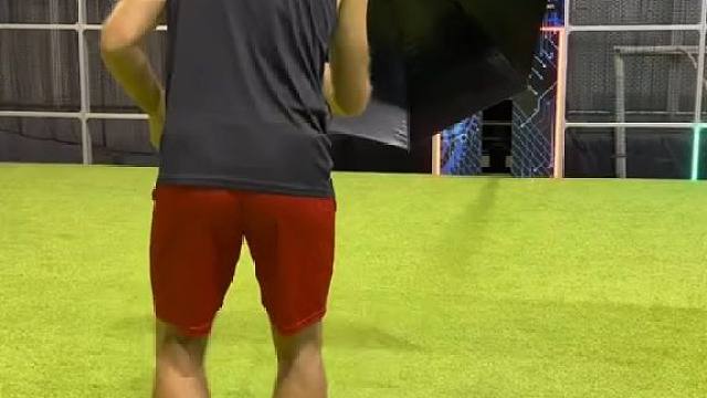 盲停球挑战 海外短视频