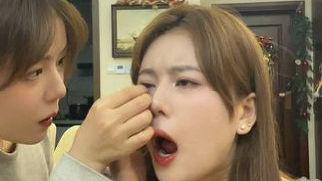 真的好难戴！（两个人的内心想法）#真实还原 #生活碎片记录 #双胞胎