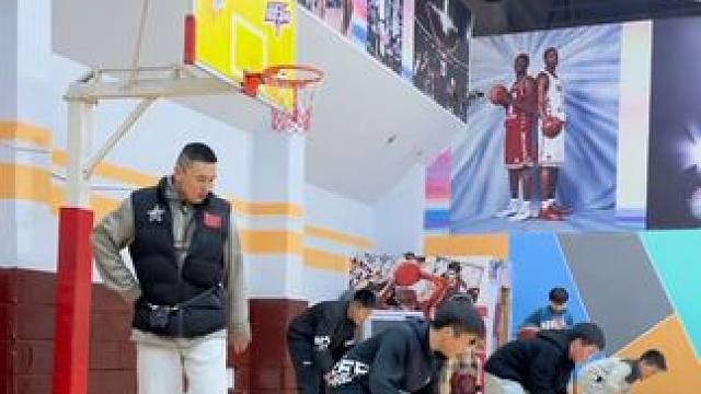 #篮球 #日常训练 #一分钟干货教学 
药球提升悬浮以及辅助手
｜快速拍打药球慢圈运球
｜快速圈运球