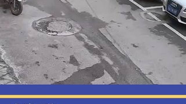 小男孩往窨井扔鞭炮连人带井盖被炸飞 #鞭炮 #井盖 #炸飞