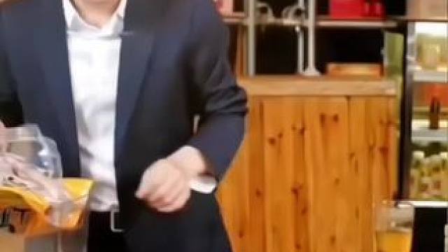 董宇辉推荐湖北特色的风干鸡，山林散养土鸡，经过古法腌制，有非常独特的口感和香味，配料表干净，蒸煮炖炒