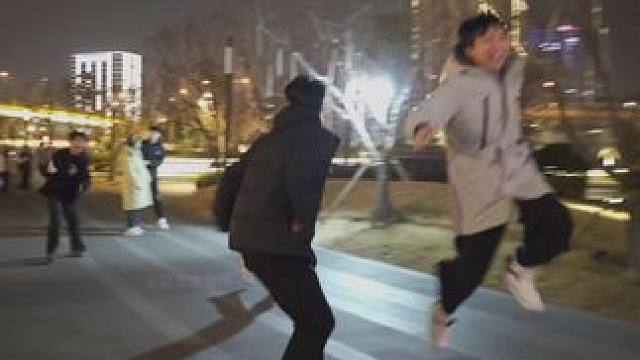 没想到他能跳那么高#看一遍笑一遍 #搞怪日常 #野生大肥扬