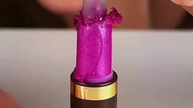 把口红弄到圆珠笔筒里，这操作真是太牛了！#老外真会玩 #逗比女儿欢乐多 #老外迷惑行为 #沙雕日常 