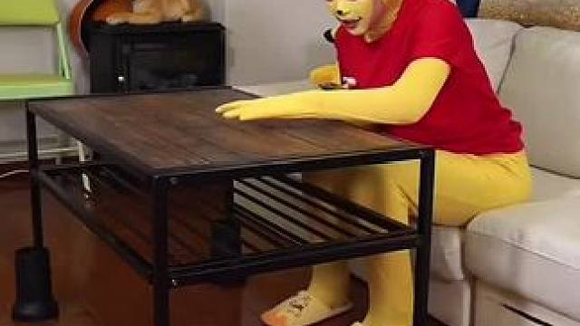 桌子用手一碰就消失了，这超能力真让人羡慕！#看一遍笑一遍 #意想不到的结局 #万万没想到 #这操作都