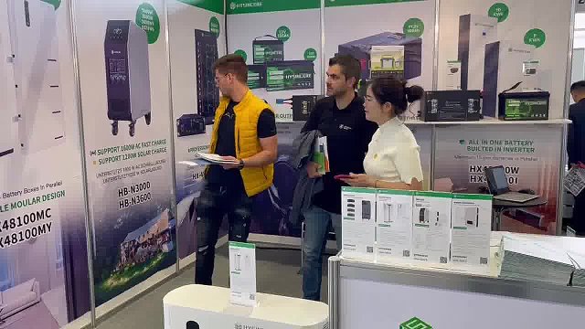 波兰展会向客户介绍产品