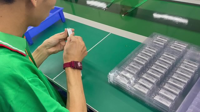 4个3.7v 650mah聚合物电芯固定到长保护板上，做4串电池组