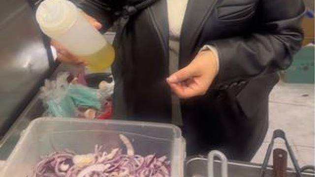 姐姐第一天学，有点生疏！#街头牛排