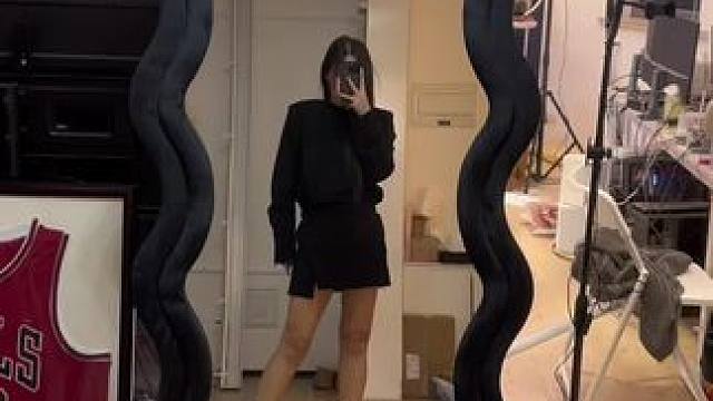 可以问问客服尺码，我穿L也能穿上，但是裙子就是很正好