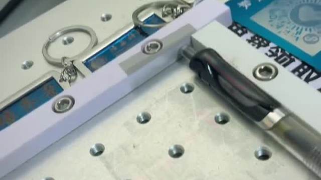 21塑料材质中性笔激光雕刻