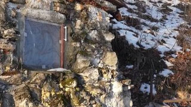 森林中徒步都快冻哭了，幸好发现座古老石屋，住上一夜也太幸福了 #我的乡野山居生活 #户外生存体验