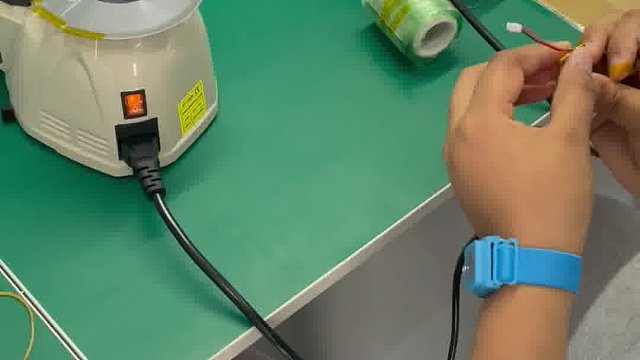 聚合物电池上贴高温胶带