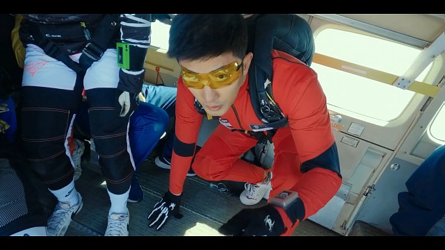 真人版吃鸡：男子万米高空一跃而下，当场落地成盒！