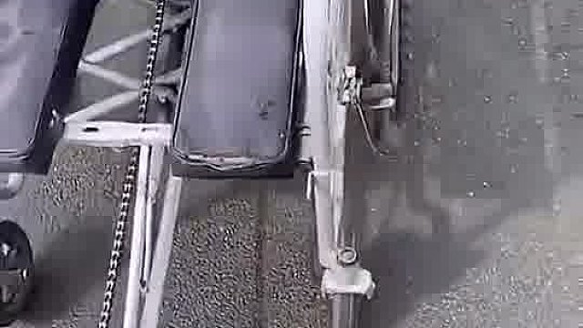 轮椅要人推才能走，很麻烦，所以发明了一个不需要人推的