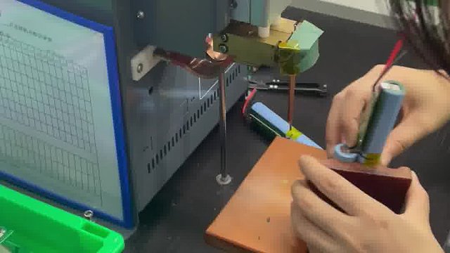 用夹具点焊18650电池组