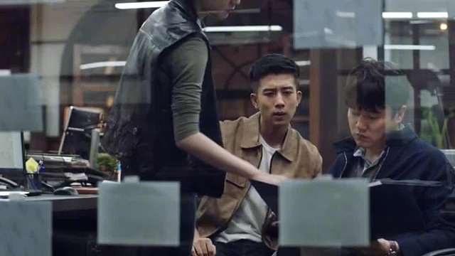 得知寻找多年的父亲不在了，那一刻她的世界崩塌了