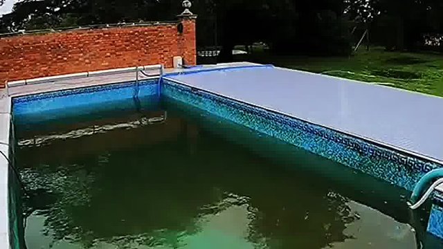 如何高效的清理满是污渍的游泳池？