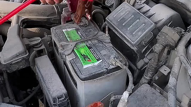 给汽车搭电时一定要注意