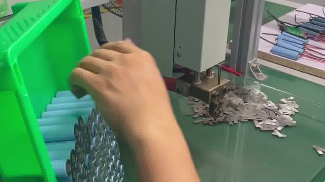 用夹具点焊18650电池