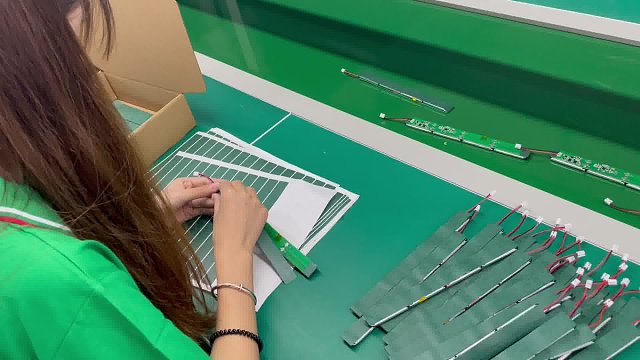 4串保护板上贴绝缘纸