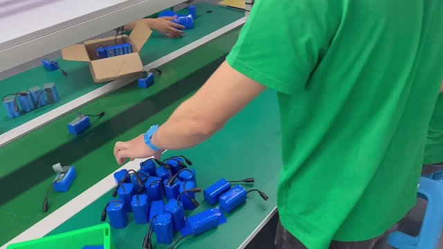 18650 2s2p电池组套热缩膜，然后放入自动烘烤机