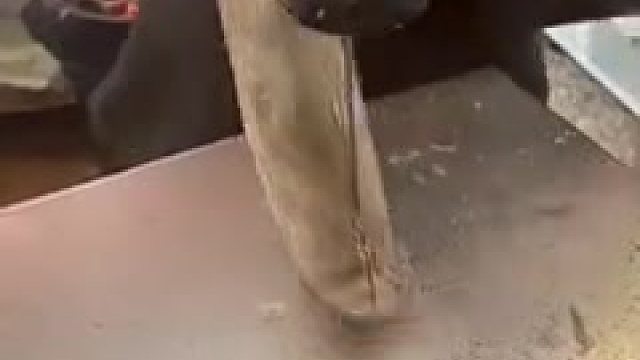 这机器切东西实在太麻溜了，真怕师傅切到自己！