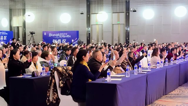 华火电燃灶发布会现场，董事长亲自指导，亲自操作，这种以身作则，身先士卒的精神值得我们学习