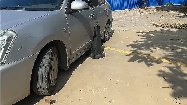 开车不小心刮蹭到障碍物该怎么解决？ 教你两个技巧。  #每天分享汽车知识