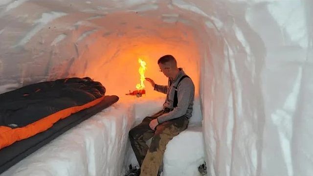史上最疯狂的极限求生挑战，小伙徒手挖出雪山深渊，巧妙抵御寒夜