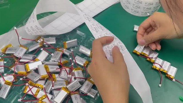 聚合物电池上贴标