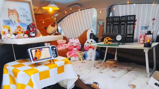 挑战在车里生活365天，把家搬进车里
