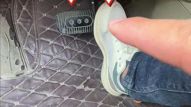 如果你这样踩刹车和油门,那你只能中午开车 #汽车知识